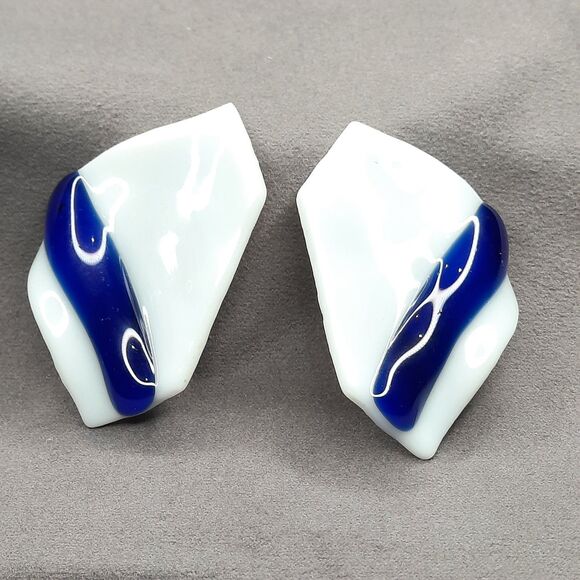 Vintage 1980s Artisan Fused Glass Geometric White/Blue Clip on Earrings XLNT - Picture 2 of 6